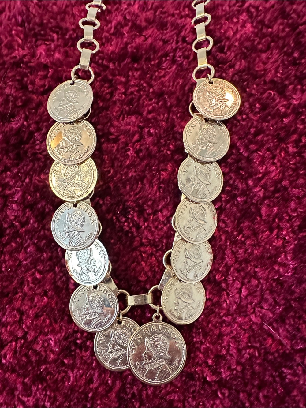 Beautiful VN Balboa Gold Tone Coin 18”Necklace in like new condition.